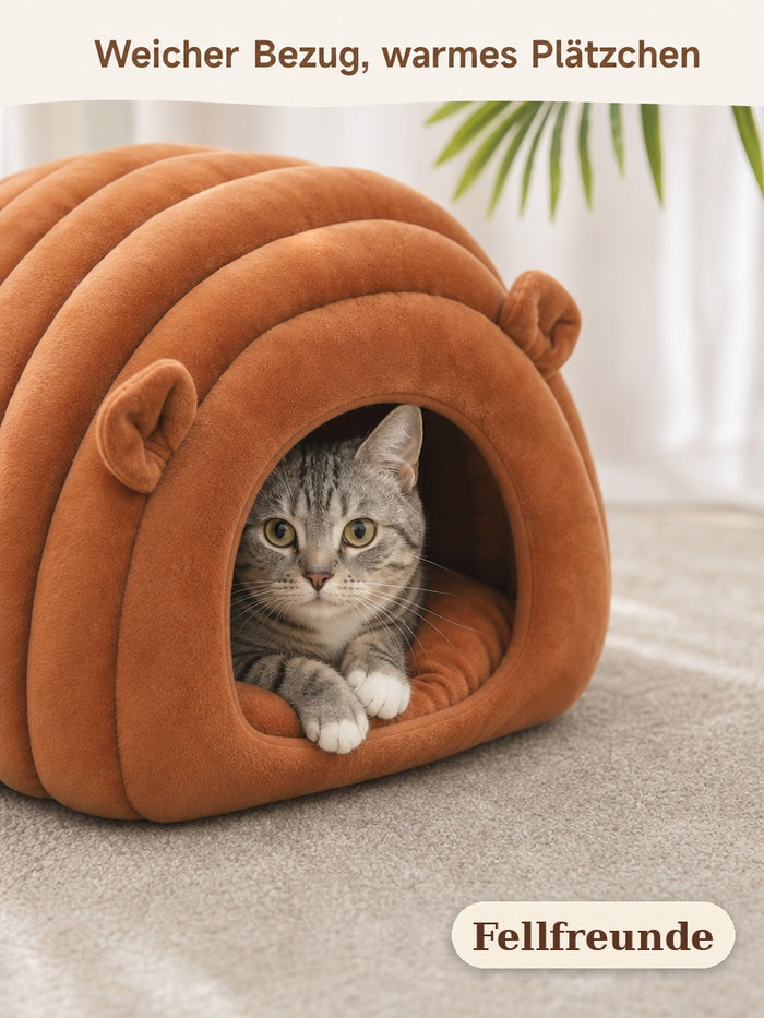Nahaufnahme: Katze in der Kuschelhöhle mit weichem Kissen