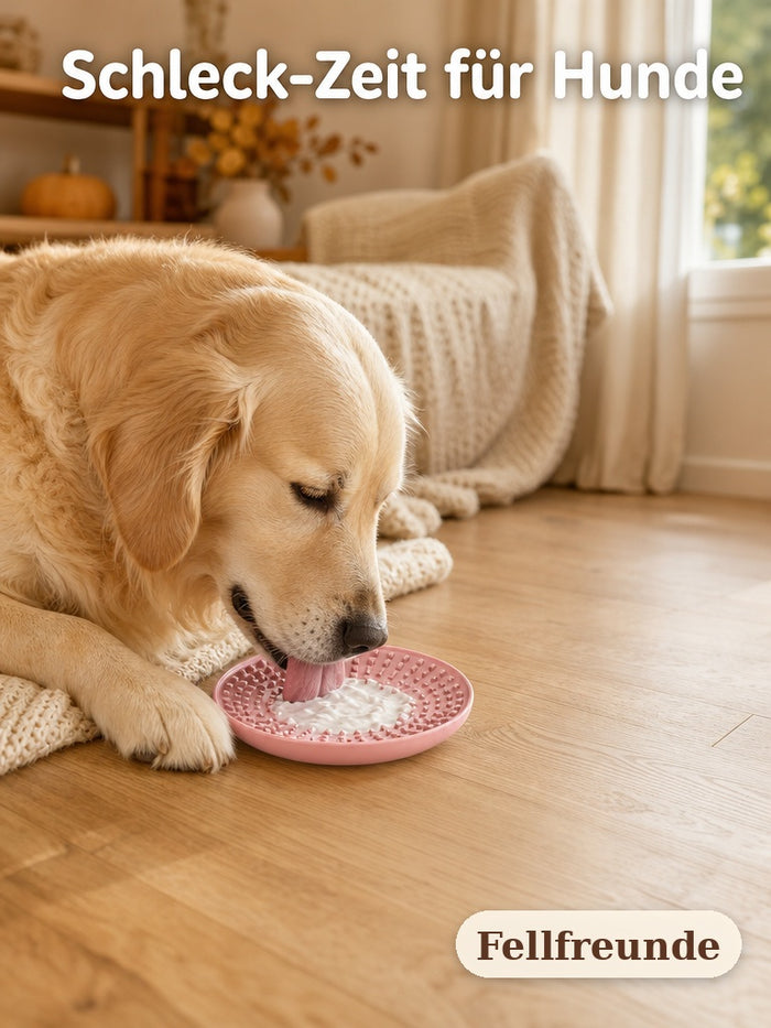 Hund leckt entspannt an der Silikon-Leckmatte im Wohnzimmer