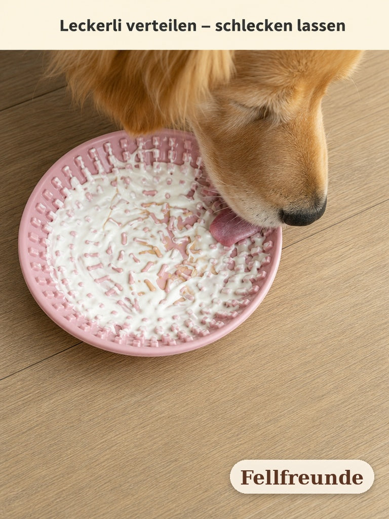 Silikon-Leckmatte mit Joghurt bestrichen als Beschäftigung für den Hund (4)