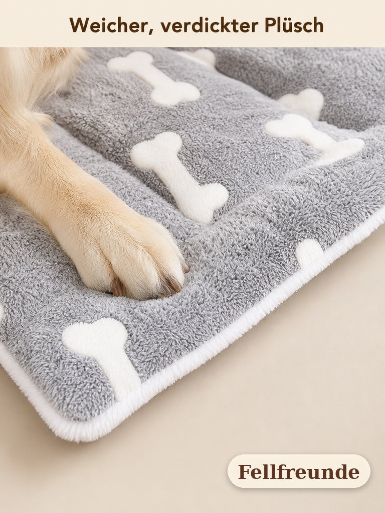 Nahaufnahme: weicher, verdickter Plüsch der Hunde-Liegematte mit Knochenmuster (4)